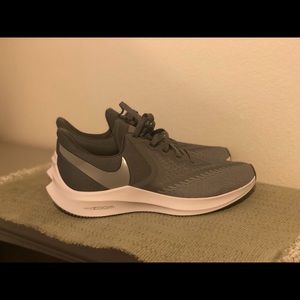 Nike Men’s Zoom Winflo 6 Running Shoes
